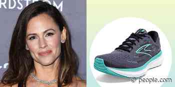 Jennifer Garner Wears Brooks Shoes That Are on Amazon - PEOPLE