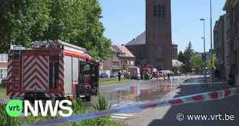 Waterlek zorgt voor wateroverlast in Maantjessteenweg in Merksem: “Weg staat voor honderden meters volledig blank” - VRT NWS