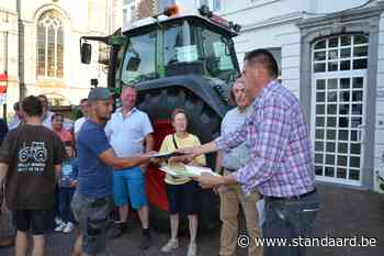 Brakelse boeren met tractor naar gemeentehuis (Brakel) - De Standaard
