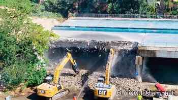 Ruspe al lavoro: “sparisce” il cavalcavia di corso Avogadro a Vercelli. Al suo posto una nuova strada - La Stampa