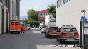 Giftige Flüssigkeit ausgetreten: Feuerwehr rückt zu Firma in Rosenheim aus