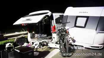 Wohnwagen-Gespann touchiert Reisebus auf A8 bei Bernau und kracht in Leitplanke