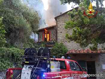 Le squadre dei Vigili del Fuoco di Pescia e Montecatini intervengono per spegnere un incendio a Panicagliora - Il Cittadino Pescia