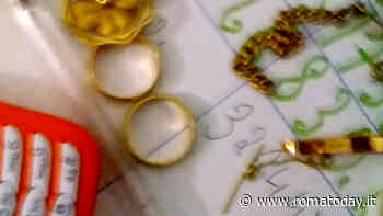 VIDEO | La truffatrice si filma mentre si fa consegnare l'oro da un'anziana appena raggirata