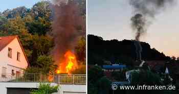 Hallstadt: Schwarze Rauchwolke am Himmel - Feuerwehr löscht Brand