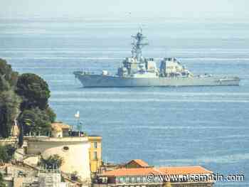 Que fait ce navire destroyer américain de la classe "Arleigh Burke" dans la baie des Anges à Nice?