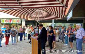 Memminger demonstrieren mit Trillerpfeifen gegen geplante Feneberg-Schließung - Allgäuer Zeitung
