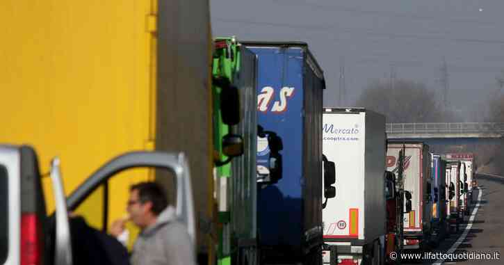 Incidente sulla A1, scontro tra 3 tir e auto: due donne morte. Tratto chiuso: chilometri di coda