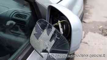 Modena, trucco dello specchietto sventato: truffatore in fuga su una Smart - La Gazzetta di Modena