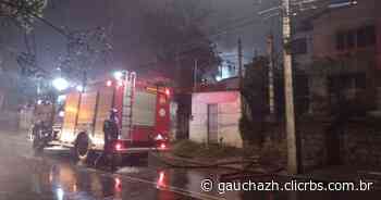 Incêndio atinge casas no bairro Jardim Itu-Sabará, em Porto Alegre - GZH