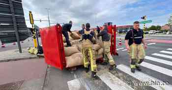 Wegdek A12 bezaaid met koffiebonen nadat vrachtwagen lading verliest - Het Laatste Nieuws
