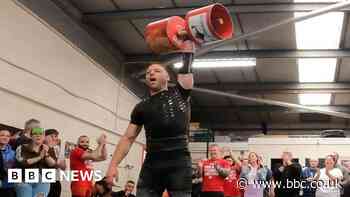 Lancashire lockdown weightlifter sets one-arm world record