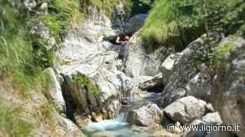 Lecco, cane cade nel canyon del torrente in secca: lo salvano i vigili del fuoco - IL GIORNO
