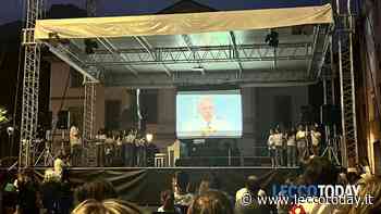 Gran concerto contro le guerre: Anna, Kateryna e il coro della Stoppani illuminano piazza Garibaldi - LeccoToday