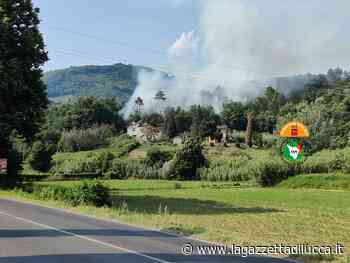 Incendio in corso in località Fornace nel comune di Lucca, due elicotteri in azione - La Gazzetta di Lucca
