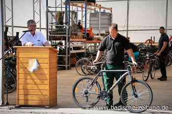 Fundsachen unterm Hammer zugunsten der Ukraine-Hilfe - Kenzingen - Badische Zeitung