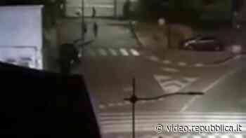 Gazzarra fra bande in viale Fratti a Parma - Repubblica TV