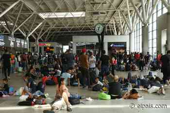 Cientos de migrantes permanecen varados en la central de autobuses de Monterrey - EL PAÍS México