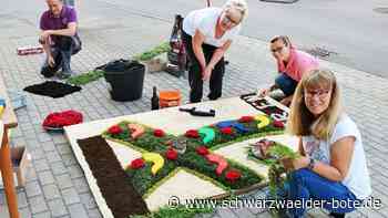 Fronleichnam in Albstadt - Katholiken lassen Blumen sprechen: Wunsch nach Frieden - Schwarzwälder Bote