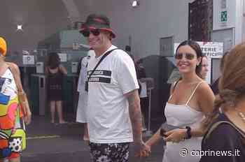 Clementino turista a Capri, passeggiata romantica con la fidanzata a Marina Grande e viaggio in funicolare. Video e foto - Capri News