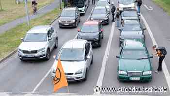 Demonstrationen - Dresden - Klimaaktivisten blockieren zeitweise Kreuzung in Dresden - Politik - Süddeutsche Zeitung - SZ.de