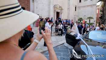 Bari vecchia, turisti incantati dai matrimoni in basilica e in cattedrale: selfie e foto di gruppo fra sposi … - La Repubblica