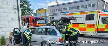 Auto prallt gegen Hauswand – Fahrer schwer verletzt - Traunsteiner Tagblatt