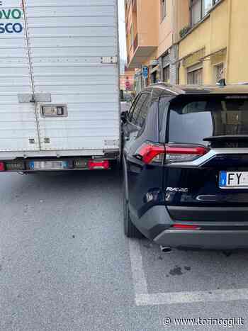 Luserna San Giovanni: furgone in manovra danneggia due auto in sosta - TorinOggi.it