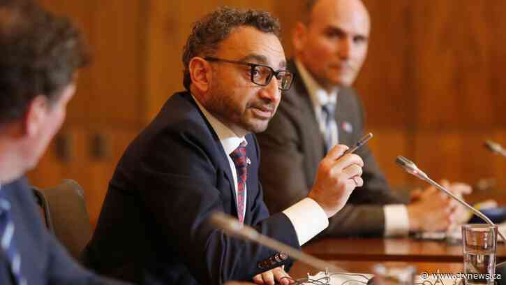 Transport minister hopes COVID-19 vaccine mandates won't need to be reinstated, says it depends on new variants