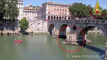 Ponte Sisto: precipita sulla base della pila centrale, grave un ragazzo