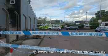 Police seal off road in Glodwick with ambulance in attendance - live updates - Manchester Evening News