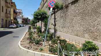 Crotone, segnaletica "a riposo" in via Tellini ~ CrotoneOk.it - CrotoneOK.it