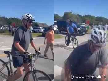 Incidente per Joe Biden: cade mentre è in bicicletta