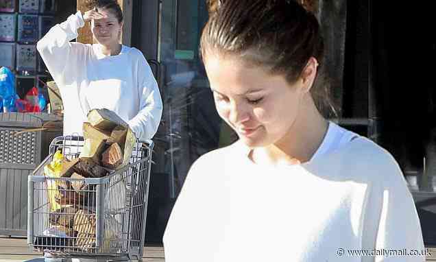 Selena Gomez keeps comfy in baggy sweats as she picks up firewood in Malibu - Daily Mail