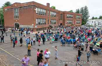 Last bell for Maple Street School in Easthampton: Hundreds turn out to say goodbye - GazetteNET
