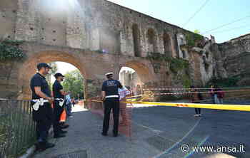 Cede una parte dell'arco di Porta Maggiore a Roma - Agenzia ANSA