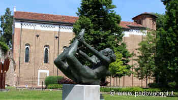 "L'arco", presentazione dell'opera di Guido Sgaravatti nel giardino degli Eremitani - PadovaOggi