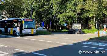 Lijnbus botst met wagen op Baron Ruzettelaan | Brugge | hln.be - Het Laatste Nieuws