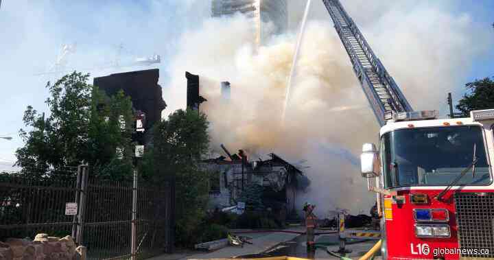 Fire destroys vacant downtown Hamilton commercial building - Global News