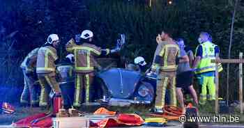 Broer en zus gewond bij ongeval op Rijksweg in Izegem: oldtimer-Kever helemaal verloren - Het Laatste Nieuws