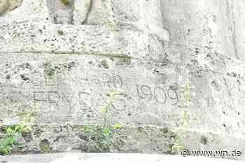 Hinweis-Stelen für die „Kriegerdenkmäler“