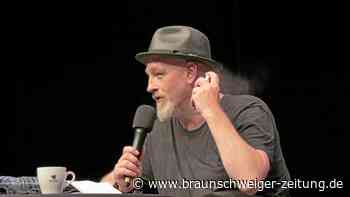 Torsten Sträter in Braunschweigs VW-Halle – mit Hut statt Mütze