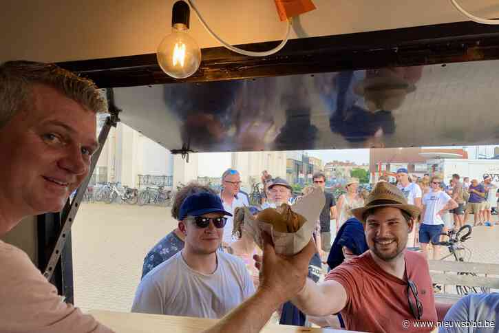 Festivalbezoekers overrompelen foodtrucks op Zeedijk: “Er schoot niets meer over”