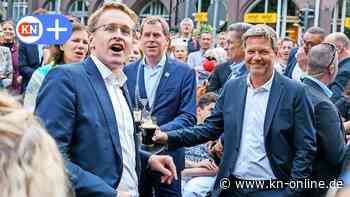 Auftakt der Kieler Woche 2022: Ausgelassene Stimmung, volle Züge und ein Stänchen