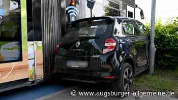 Frau missachtet rote Ampel, Auto wird von Straßenbahn gerammt und eingekeilt