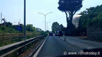 Incidente via Salaria: moto in fiamme dopo impatto contro guardrail, morto centauro