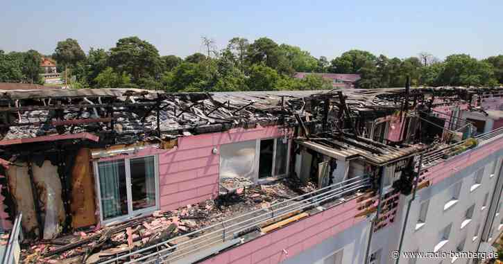 Zwei Feuerwehrleute bei Brand verletzt – Millionenschaden