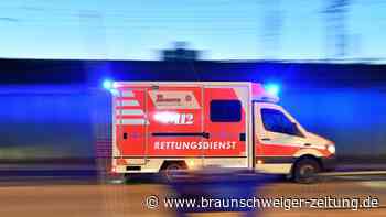 Auto prallt gegen Baum – Fahrer tot, zwei Schwerverletzte
