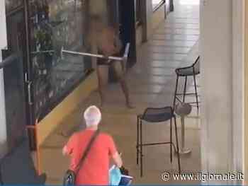 Un marocchino sfascia la vetrina di un bar. Interviene Aldo Serena