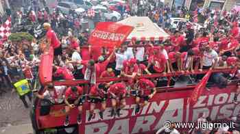Città in delirio per il Monza in serie A: passerella della squadra sul pullman scoperto - Cronaca - IL GIORNO